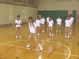 Японки тийнейджъри traning топлес в на гимнастически салон