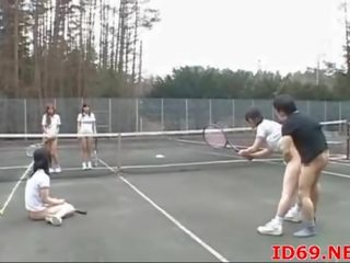 Japanilainen porattu aikana tennistä peliä