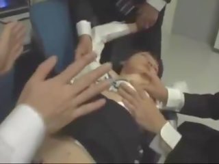 Unconscious kontors lady finger mun körd av henne colleagues på den stol i den kontors