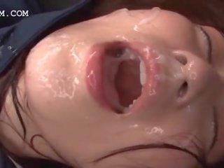 Süütu aasia kena mees saamine nägu ja suu sperma