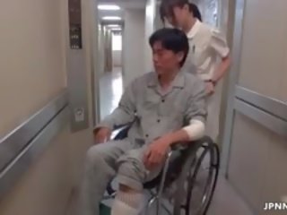 Sexig asiatiskapojke sjuksköterska går galet