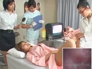 Japonais patient obtient poilu abricot checked à la médecins